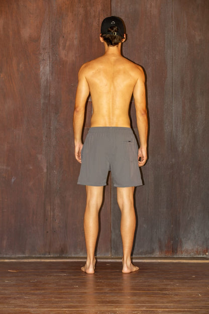 SHORT LOGO CINZA